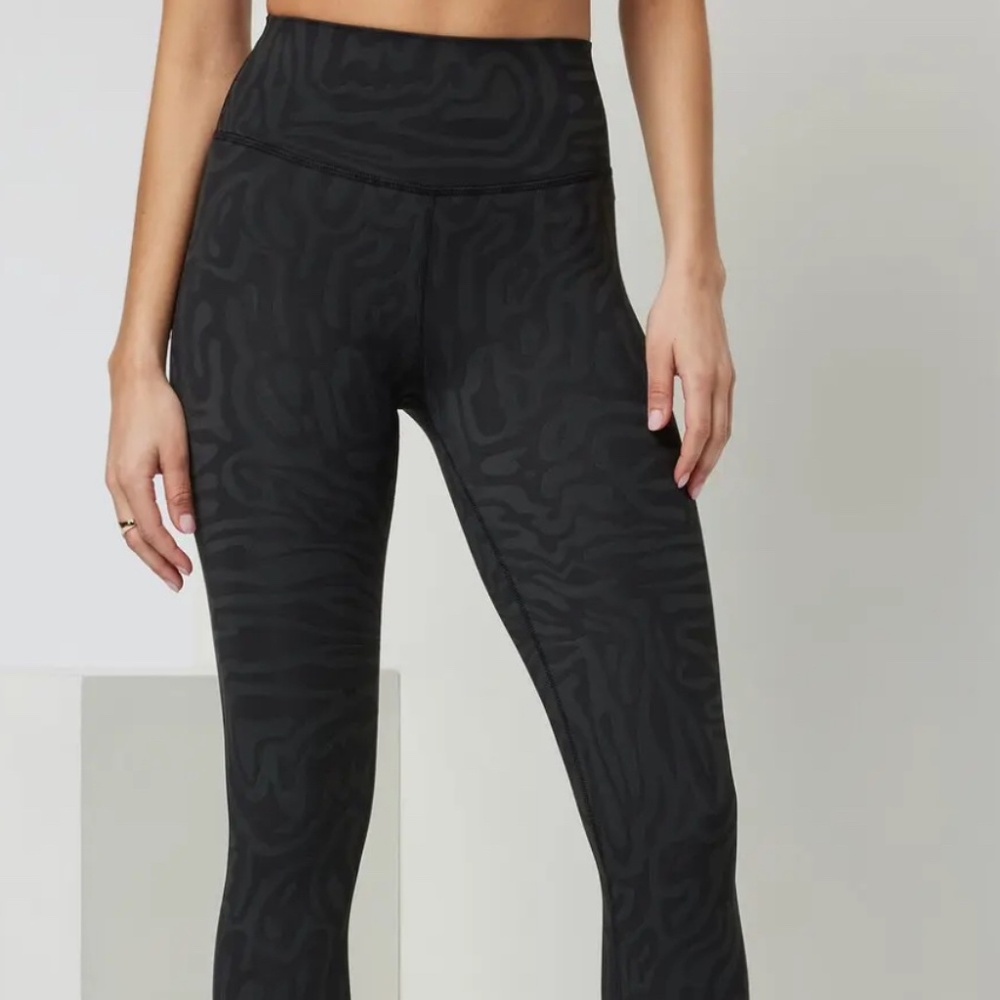 Vuori Black with gray leopard leggings Size S NWT